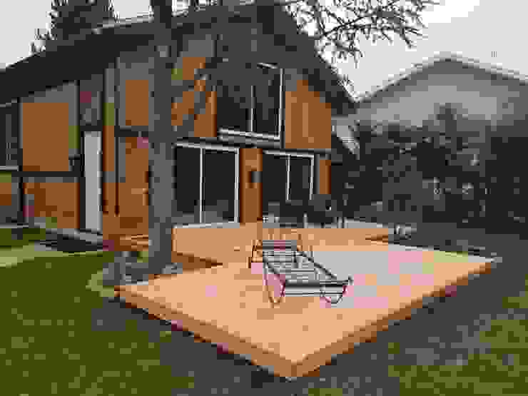 koncept 这个超大露台也没有太多装饰,但却因为用黑色画边的小木屋而