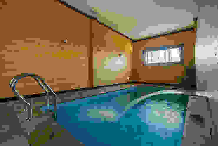 Дом и баня в поселке Гавриково, МО. ItalProject Бассейны в эклектичном стиле Дерево