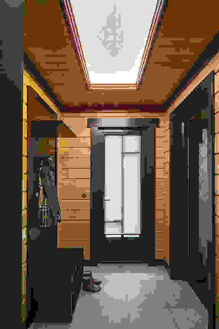 Дом и баня в поселке Гавриково, МО. ItalProject Коридор, прихожая и лестница в стиле кантри Дерево Многоцветный