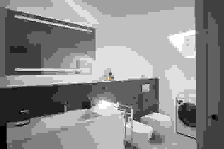 il nuovo servizio Studio Dalla Vecchia Architetti Bagno moderno Piastrelle Grigio bagno, moderno, lavanderia, grigio