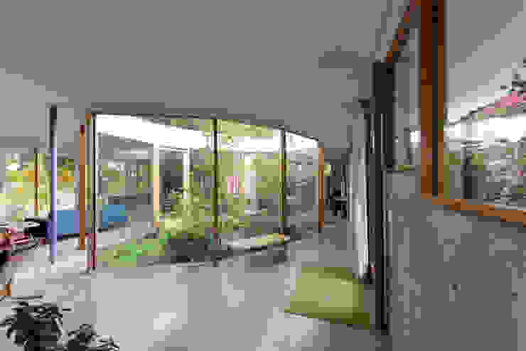 Courtyard House NO Architecture Ausgefallener Flur, Diele & Treppenhaus