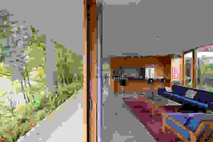 Courtyard House NO Architecture Ausgefallener Flur, Diele & Treppenhaus