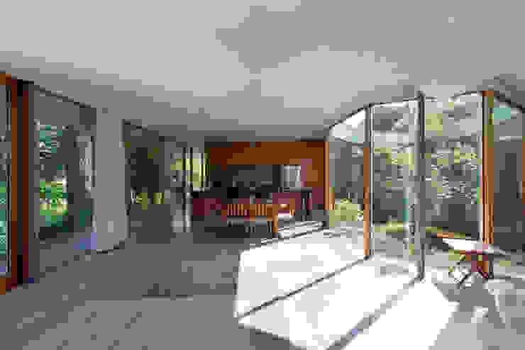 Courtyard House NO Architecture Ausgefallene Wohnzimmer