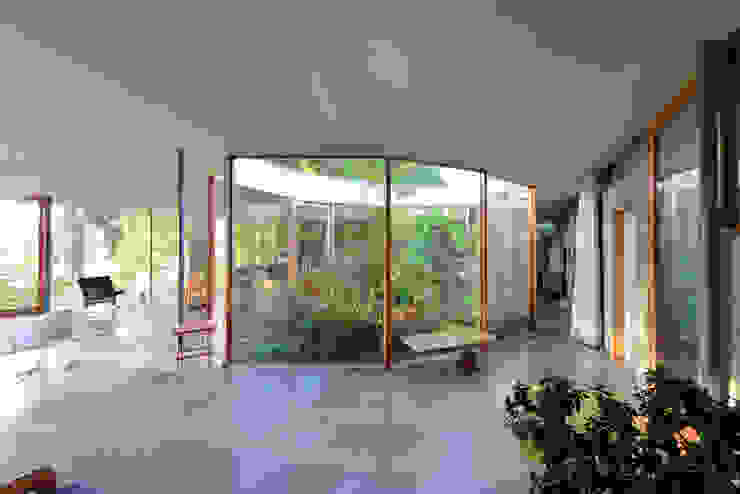 Courtyard House NO Architecture Ausgefallener Flur, Diele & Treppenhaus