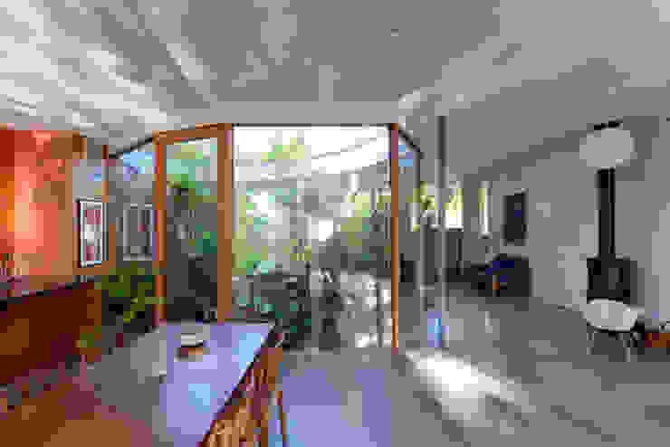 Courtyard House NO Architecture Ausgefallener Flur, Diele & Treppenhaus