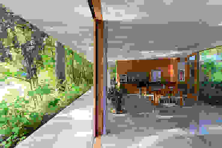 Courtyard House NO Architecture Ausgefallener Flur, Diele & Treppenhaus