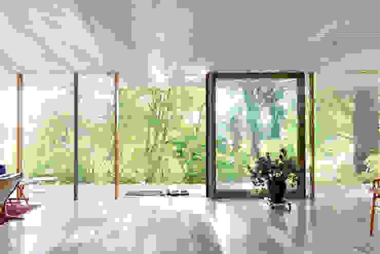 Courtyard House NO Architecture Ausgefallener Flur, Diele & Treppenhaus