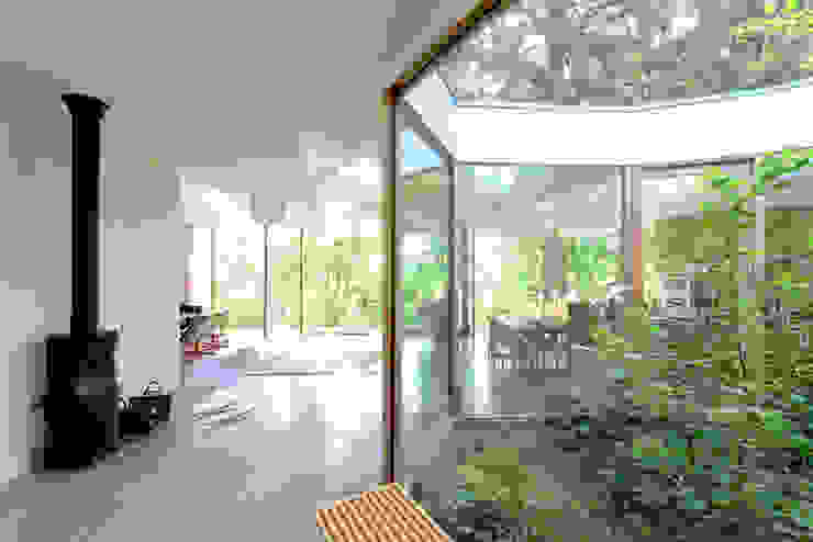Courtyard House NO Architecture Ausgefallener Flur, Diele & Treppenhaus
