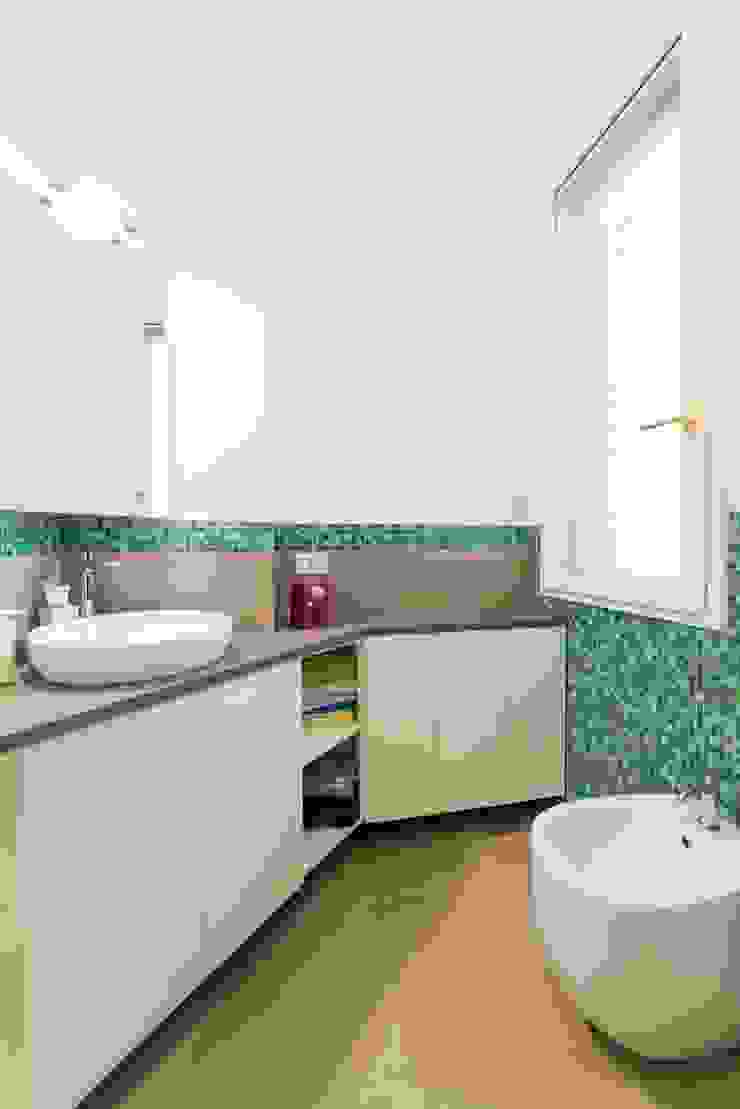 Bagno di servizio Amodo Bagno moderno mosaico verde,mobili su misura