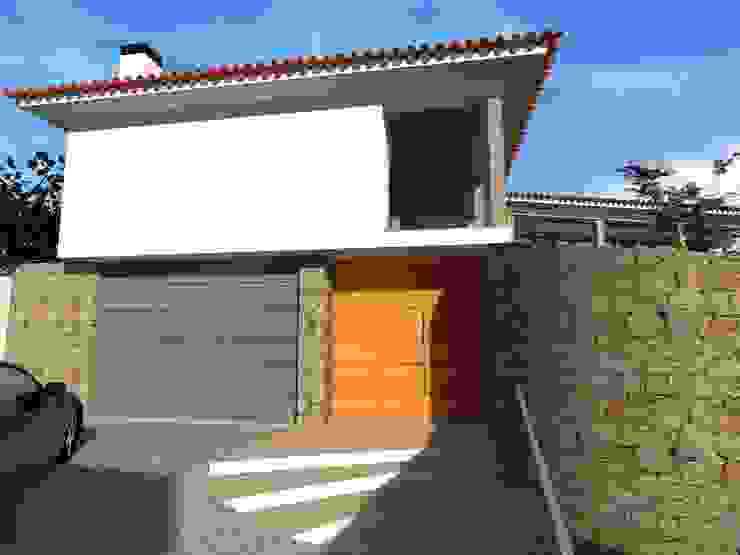 Moradia Tradicional – Braga Casas rústicas por Esboço Arq. Rústico