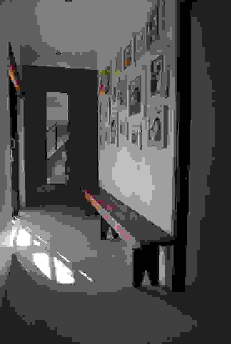 Passage Salomé Knijnenburg Interiors Modern Corridor, Hallway and Staircase