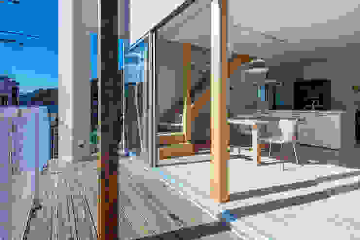 有限会社アルキプラス建築事務所 Balcone, Veranda & Terrazza in stile moderno