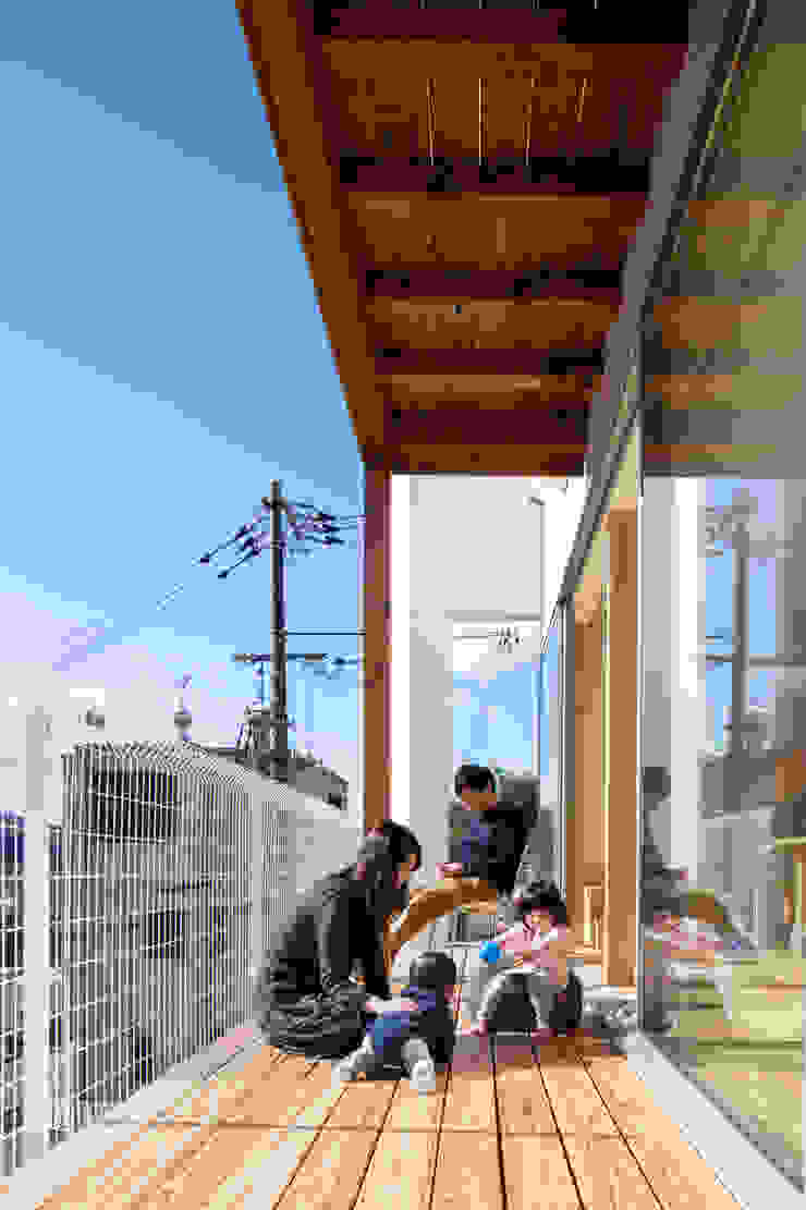 有限会社アルキプラス建築事務所 Balcone, Veranda & Terrazza in stile moderno