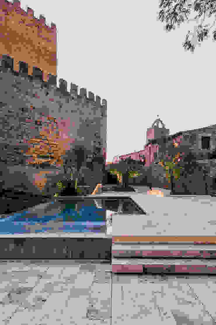 Castillo de Peratallada, Girona, MESURA MESURA Piscinas de estilo moderno Agua,Cielo,Planta,Azur,Edificio,Árbol,Ventana,Paisaje,Punto de referencia,Ciudad