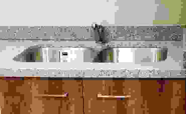 Modern kitchen by MOVE Arquitectos Modern