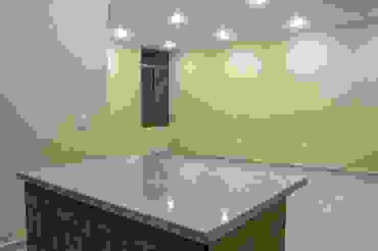 Modern kitchen by MOVE Arquitectos Modern