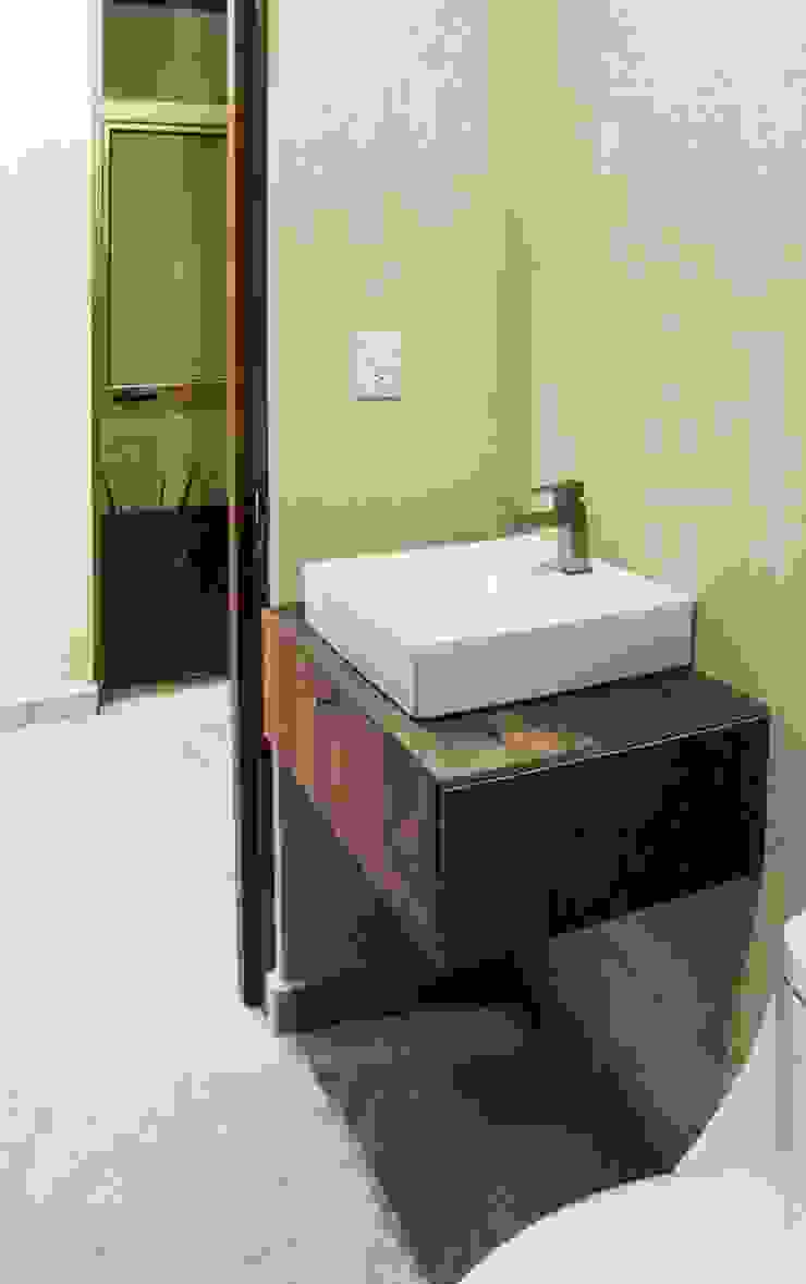 Modern bathroom by MOVE Arquitectos Modern