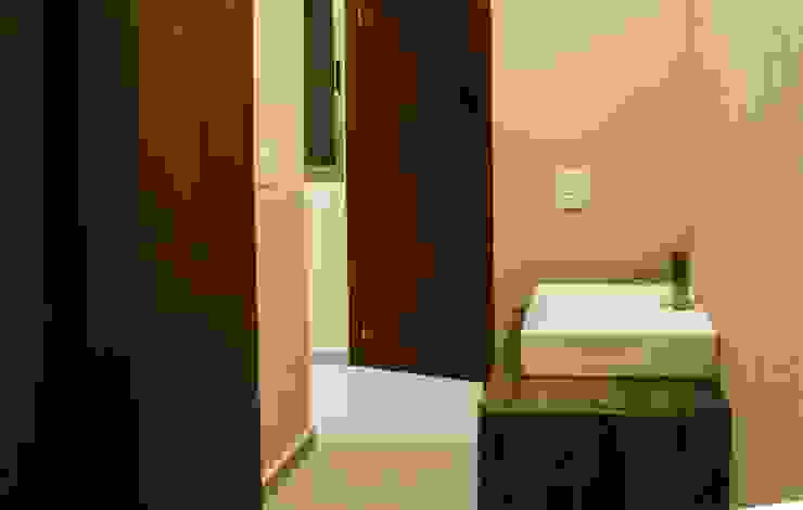 Modern bathroom by MOVE Arquitectos Modern