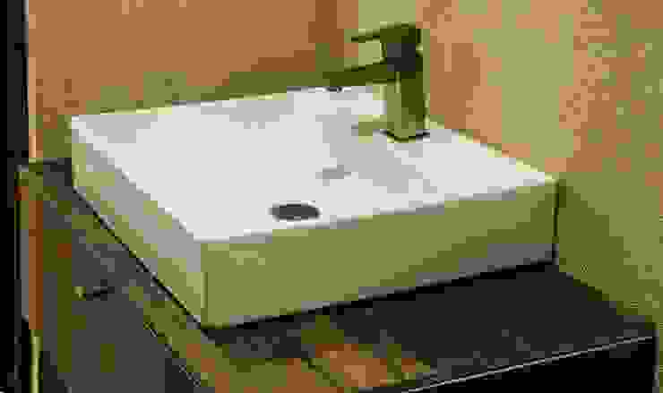 Modern bathroom by MOVE Arquitectos Modern