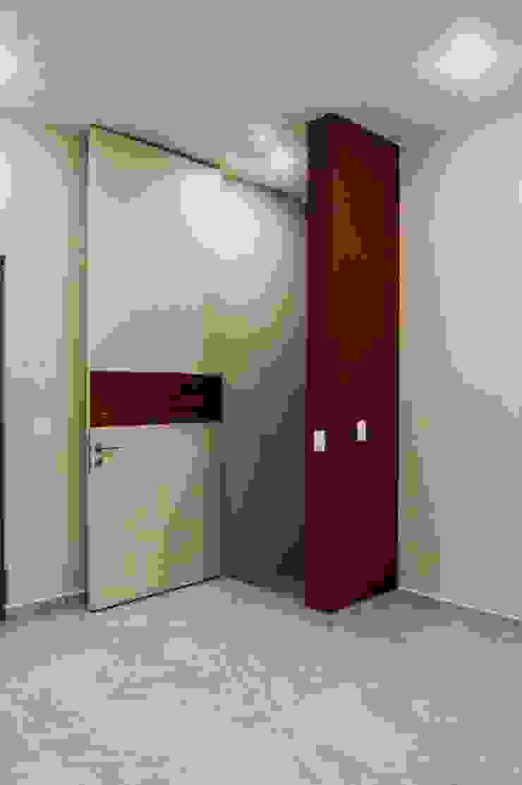 Modern corridor, hallway & stairs by MOVE Arquitectos Modern