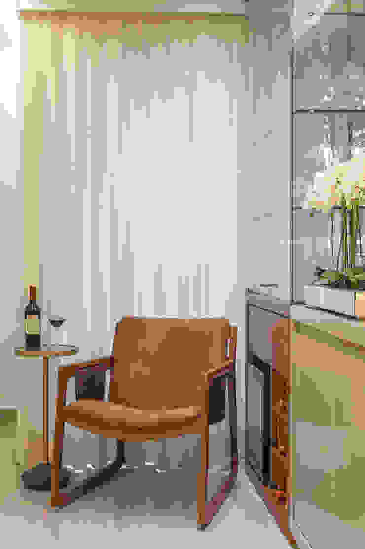 Carol Landim | Arquitetura + Interiores Bodegas Madera maciza Acabado en madera