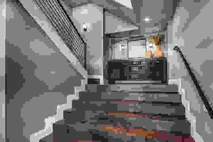 Award Winning Winslow Project Futurian Systems Classic style corridor, hallway and stairs
