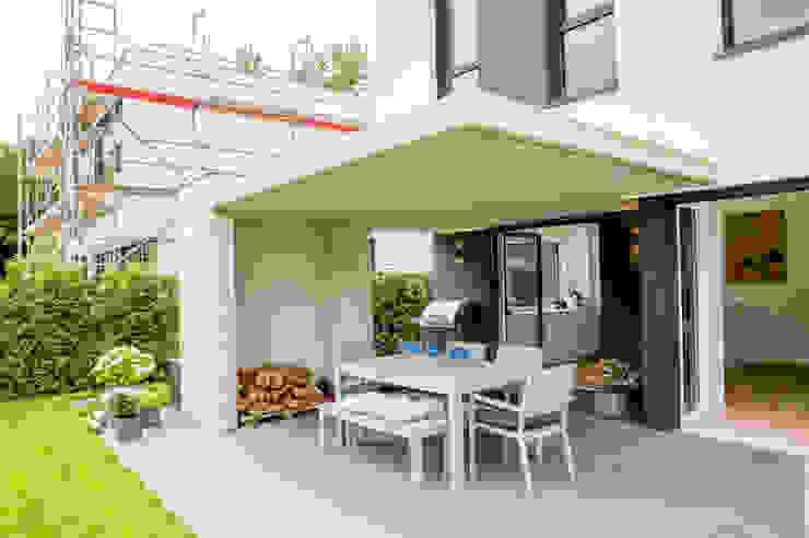 Haus P, Ferreira | Verfürth Architekten Ferreira | Verfürth Architekten Modern balcony, veranda & terrace