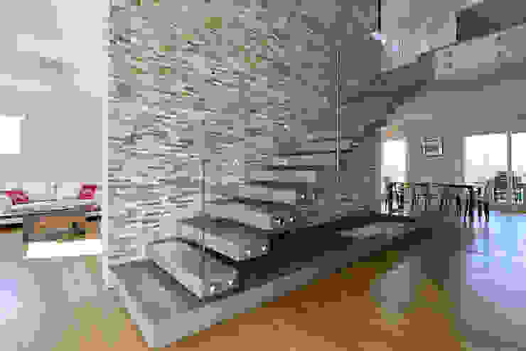 Casa di città, Studio Associato Architetti Luisa Movio Michele Poletto Studio Associato Architetti Luisa Movio Michele Poletto Modern corridor, hallway & stairs
