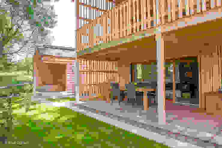 Häuser in der Wolfsgrube, w. raum Architektur + Innenarchitektur w. raum Architektur + Innenarchitektur بلكونة أو شرفة