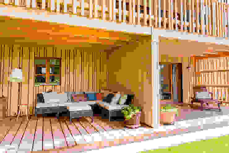 w. raum Architektur + Innenarchitektur Country style balcony, veranda & terrace