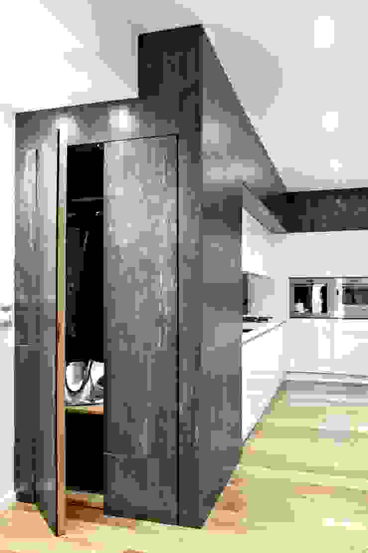m12 architettura design Flur, Diele & TreppenhausAufbewahrungen