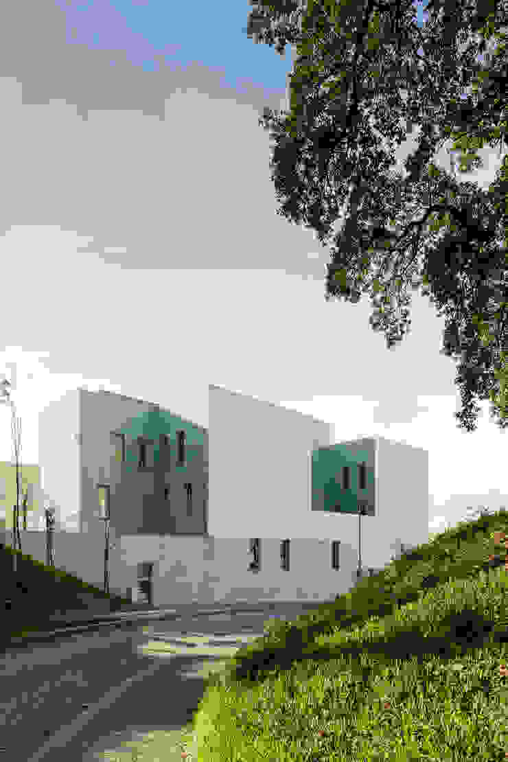 Casa Acreditar Porto Casas modernas por ALA.rquitectos Moderno Azulejo