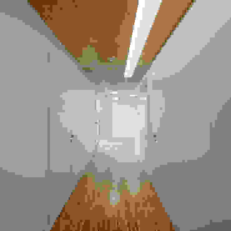 Casa Acreditar Porto Corredores, halls e escadas modernos por ALA.rquitectos Moderno Madeira maciça Multicolor