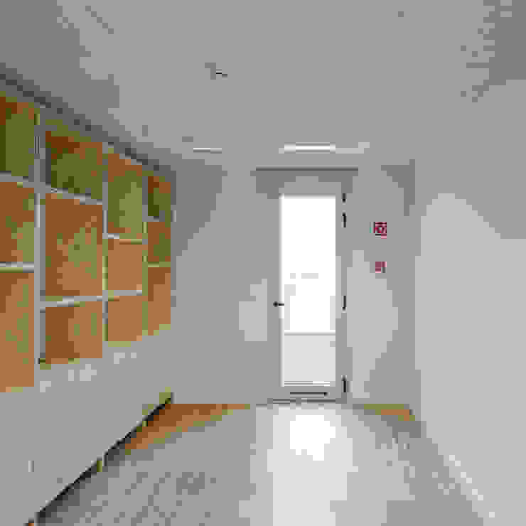 Casa Acreditar Porto Escritórios modernos por ALA.rquitectos Moderno Madeira maciça Multicolor