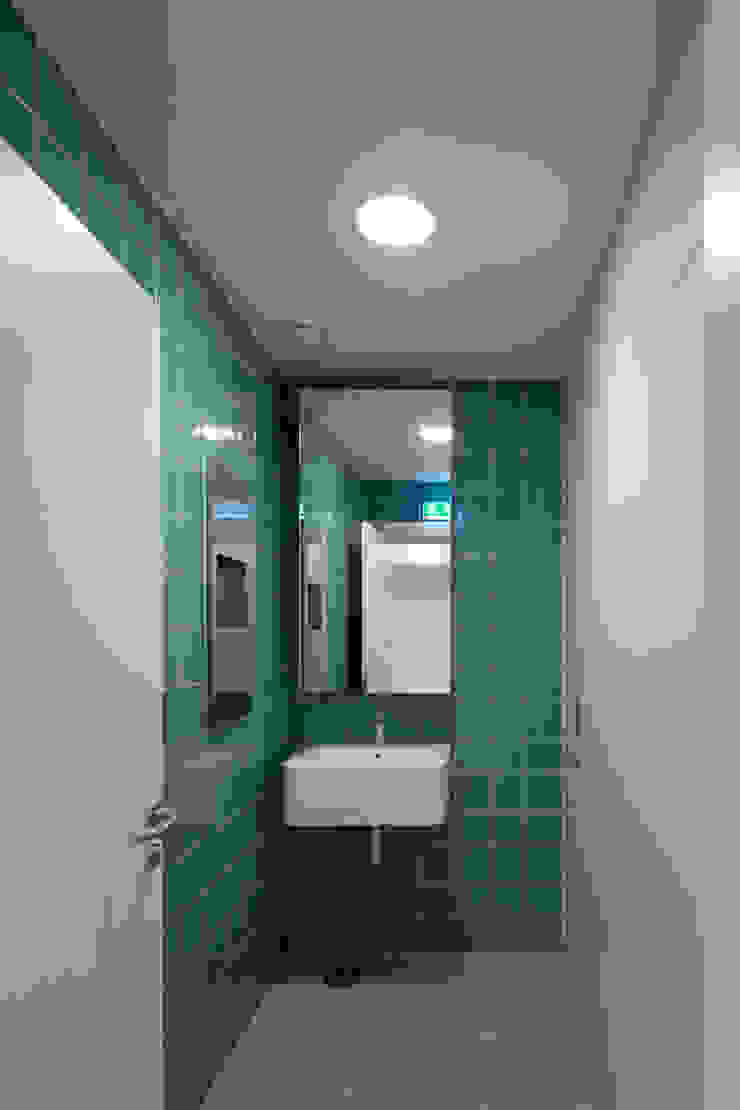 Casa Acreditar Porto Casas de banho modernas por ALA.rquitectos Moderno Azulejo