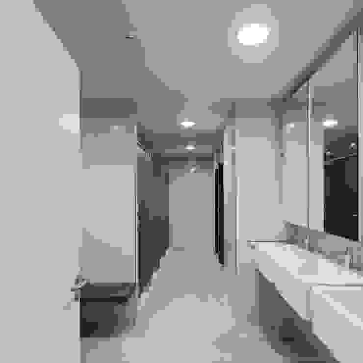 Casa Acreditar Porto Casas de banho modernas por ALA.rquitectos Moderno Azulejo