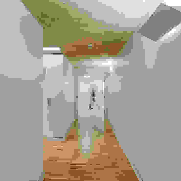 Casa Acreditar Porto Corredores, halls e escadas modernos por ALA.rquitectos Moderno Madeira maciça Multicolor