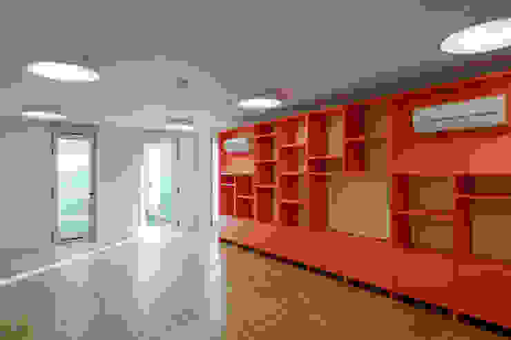 Casa Acreditar Porto Salas de estar modernas por ALA.rquitectos Moderno Derivados de madeira Transparente