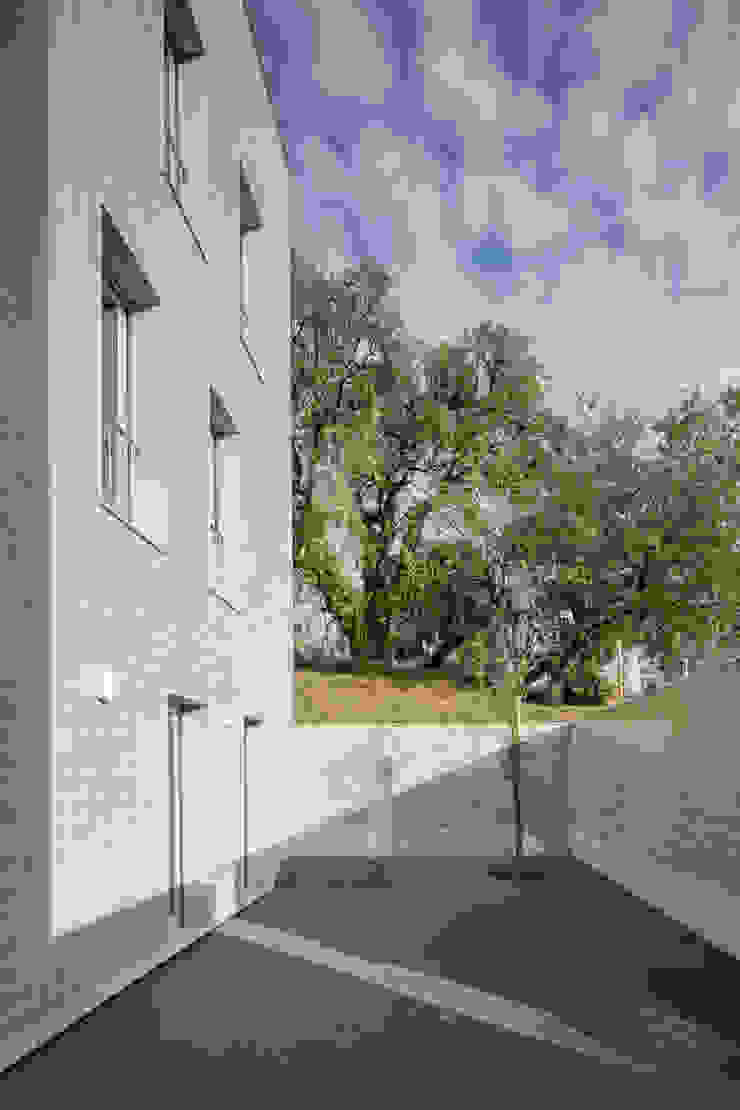 Casa Acreditar Porto Casas modernas por ALA.rquitectos Moderno Azulejo