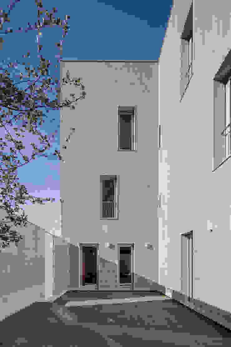 Casa Acreditar Porto Casas modernas por ALA.rquitectos Moderno Azulejo