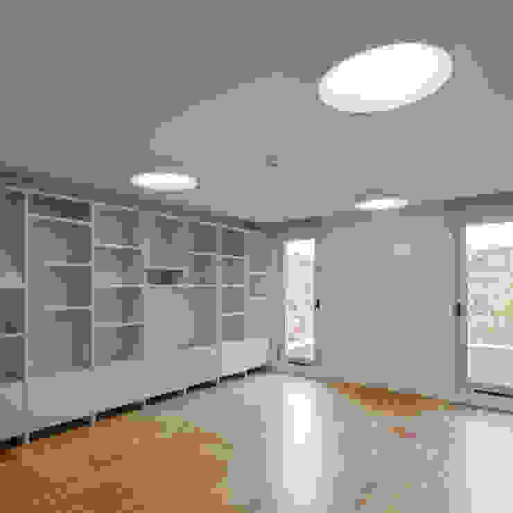 Casa Acreditar Porto Salas de estar modernas por ALA.rquitectos Moderno Derivados de madeira Transparente