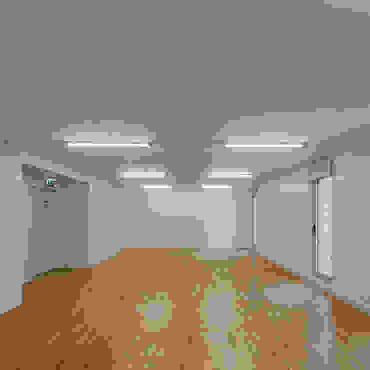 Casa Acreditar Porto Salas de estar modernas por ALA.rquitectos Moderno Madeira maciça Multicolor