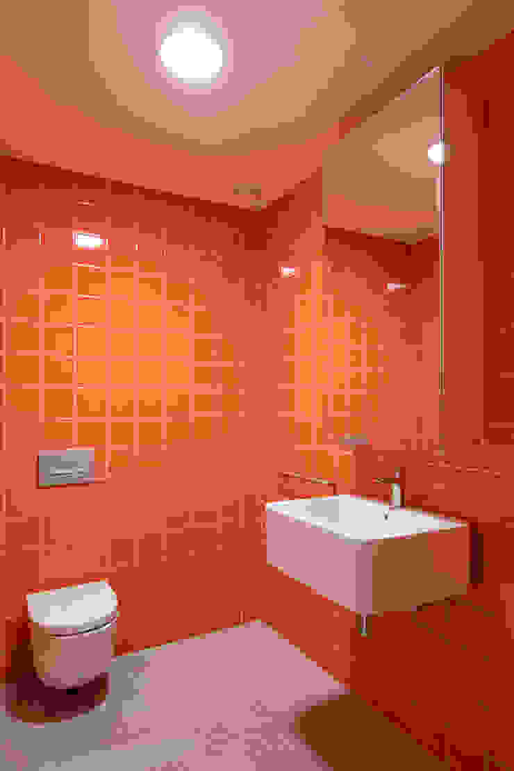 Casa Acreditar Porto Casas de banho modernas por ALA.rquitectos Moderno Azulejo