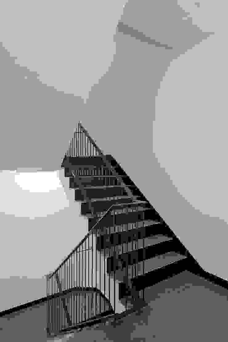 Casa Acreditar Porto Corredores, halls e escadas modernos por ALA.rquitectos Moderno Ferro/Aço