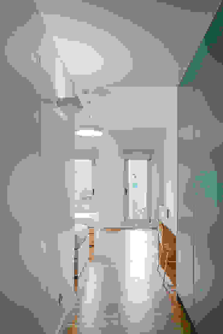 Casa Acreditar Porto Quartos modernos por ALA.rquitectos Moderno Derivados de madeira Transparente