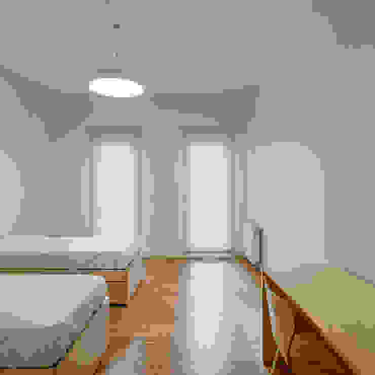 Casa Acreditar Porto Quartos modernos por ALA.rquitectos Moderno Madeira maciça Multicolor