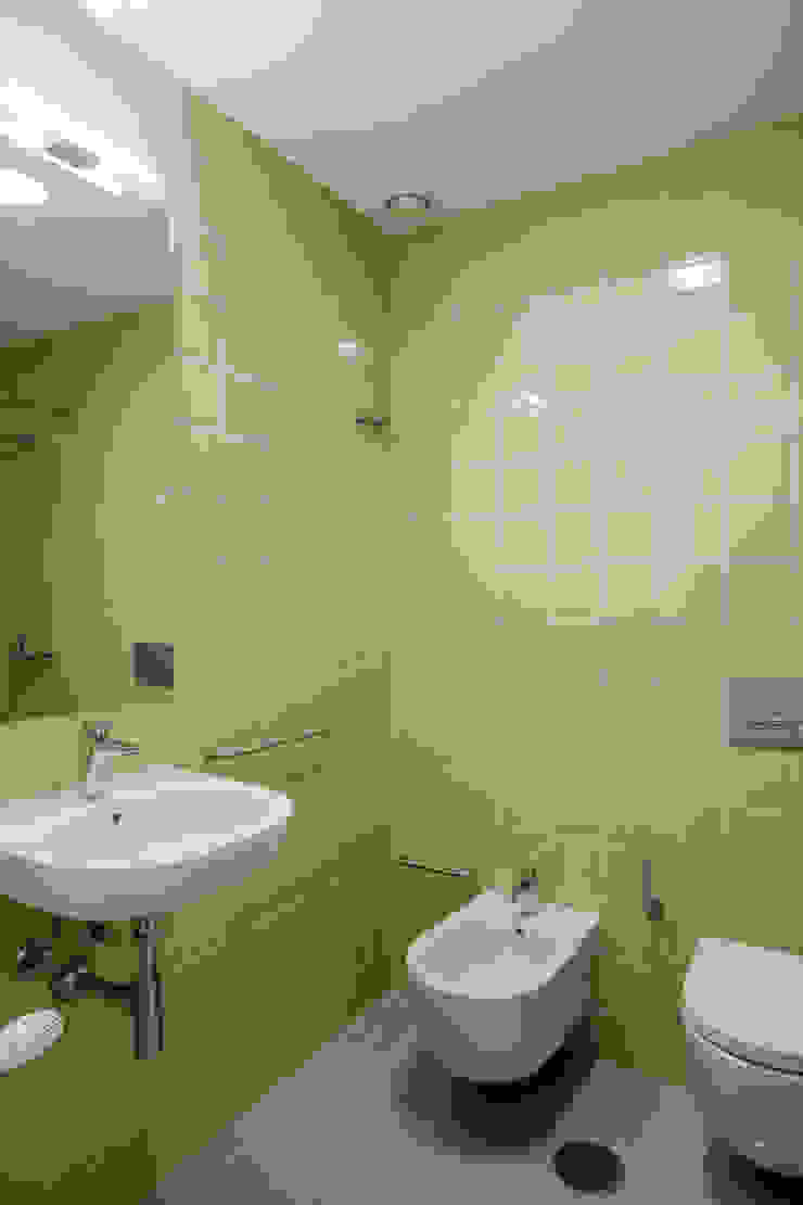 Casa Acreditar Porto Casas de banho modernas por ALA.rquitectos Moderno Azulejo