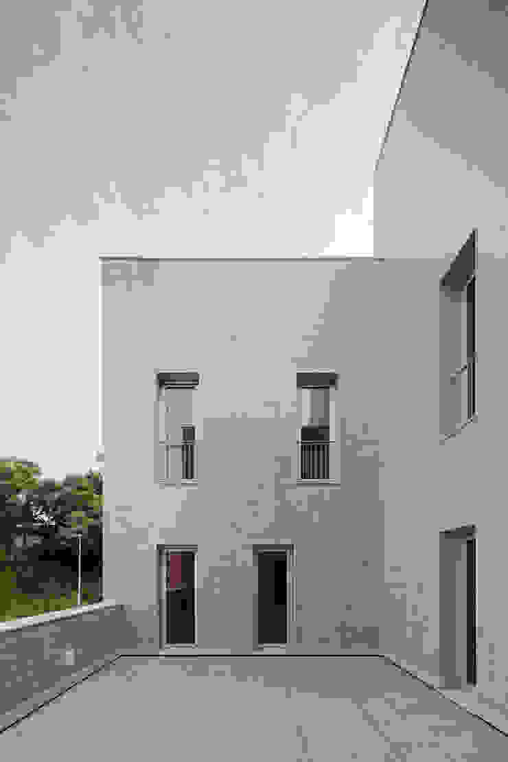 Casa Acreditar Porto Casas modernas por ALA.rquitectos Moderno Azulejo