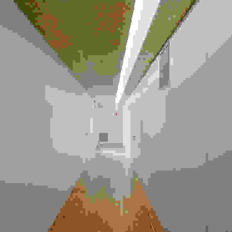 Casa Acreditar Porto Corredores, halls e escadas modernos por ALA.rquitectos Moderno Madeira maciça Multicolor