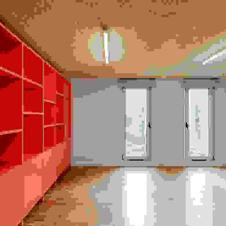 Casa Acreditar Porto Salas de estar modernas por ALA.rquitectos Moderno Derivados de madeira Transparente